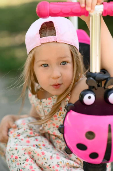 Pembe Şapkalı Yaşında Küçük Bir Kız Scooter Kullanıyor Yaz Zamanı — Stok fotoğraf