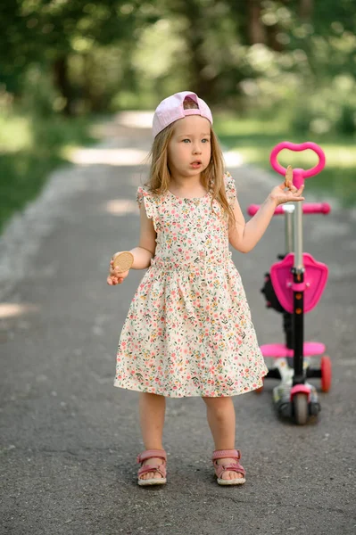 Una Niña Años Con Una Gorra Rosa Monta Una Scooter —  Fotos de Stock
