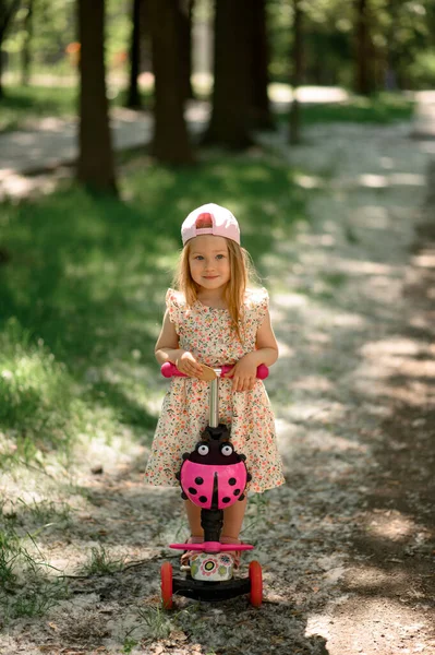 Een Meisje Van Drie Met Een Roze Pet Rijdt Een — Stockfoto