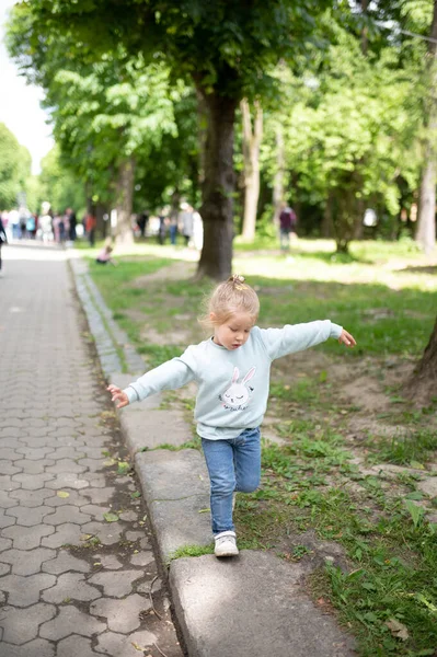 Een Kind Dat Het Park Speelt Zomertijd — Stockfoto