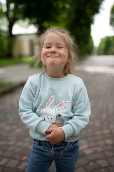 Ένα Κοριτσάκι Χαμογελάει Περίεργα Στην Κάμερα Κοντινό Πλάνο — Φωτογραφία Αρχείου