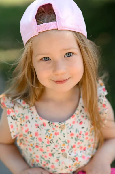 ピンクの帽子の女の子3歳 接近中だ 夏時間 ロイヤリティフリーのストック画像