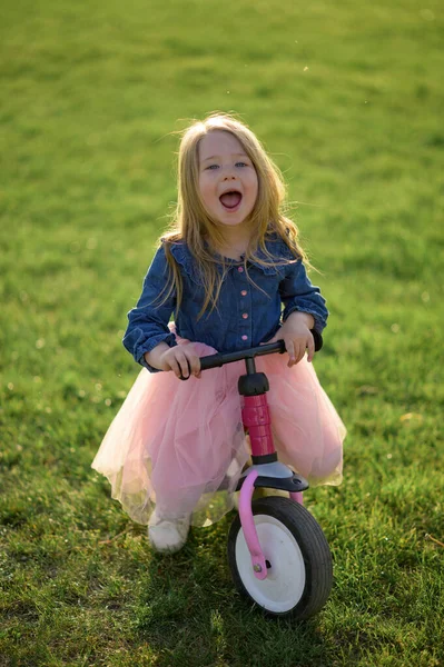 Happy Beautiful Little Girl Runs Fast Rides Her First Bicycle — Stock Photo, Image