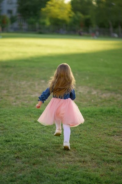 一个穿着夏装的3岁小女孩从摄像机前跑开了 这个女孩被拒绝了 夏季时间 — 图库照片