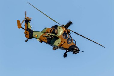 Torre Del Mar, Malaga, İspanya-Temmuz 29: Helikopter Eurocopter Ec665 kaplan Torre del 2 airshow üzerinde bir sergi içinde yer alarak üzerinde 29 Temmuz 2017 yılında Torre del Mar, Malaga, İspanya Mar