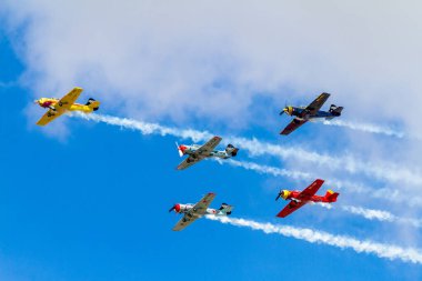 TORREJON DE ARDOZ, MADRID, SPAIN-OCT 10: 10 Ekim 2014 'te İspanya' nın Madrid, Torrejon de Ardoz kentinde 75 Aire hava gösterisinde yer alan Akrobatik Devriye Jacob 52 uçakları