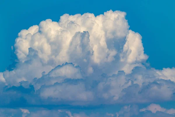 Blauwe Lucht Achtergrond Met Zeer Grote Wolken — Stockfoto