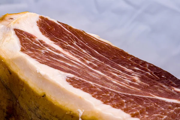 Samenstelling Van Een Poot Van Gerookte Spaanse Ham Een Witte — Stockfoto