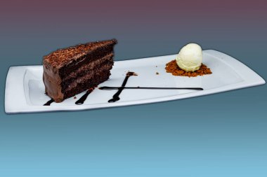 Mor ve açık mavi arkaplanda dondurmalı beyaz bir tabakta çikolatalı pasta kompozisyonu