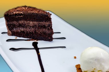 Beyaz tabaktaki çikolatalı kekin kompozisyonu. Sarı ve açık mavi arka planda dondurma.