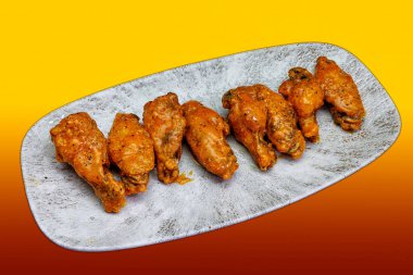 Kırmızı ve sarı arka planda Buffalo soslu tavuk kanadı kompozisyonu