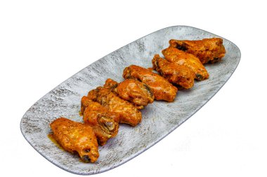 Beyaz arka planda bufalo soslu tavuk kanadı kompozisyonu.