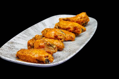 Siyah arka planda Bufalo soslu tavuk kanadı kompozisyonu.