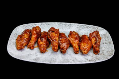 Siyah arka planda barbekü soslu tavuk kanadı kompozisyonu