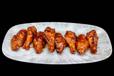 Siyah arka planda barbekü soslu tavuk kanadı kompozisyonu