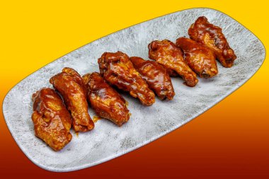 Sarı ve kırmızı gradyan arka planda barbekü soslu tavuk kanadı kompozisyonu