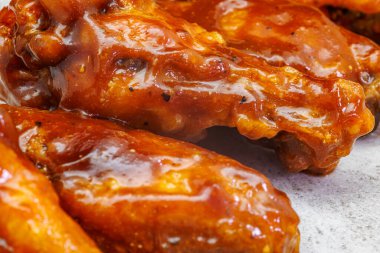 Barbekü soslu tavuk kanadı kompozisyonu