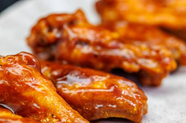 Siyah arka planda barbekü soslu tavuk kanadı kompozisyonu