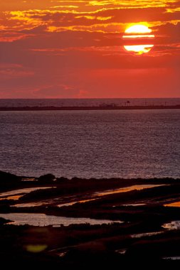 Cadiz, İspanya Cortadura plaj üzerinde fantastik günbatımı