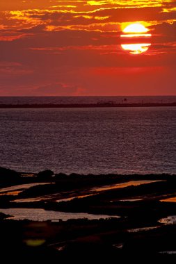 Cadiz, İspanya Cortadura plaj üzerinde fantastik günbatımı