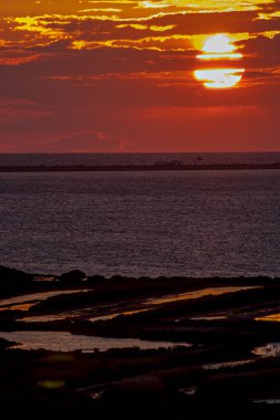 Cadiz, İspanya Cortadura plaj üzerinde fantastik günbatımı