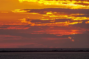 Cadiz, İspanya Cortadura plaj üzerinde fantastik günbatımı