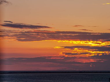 Cadiz, İspanya Cortadura plaj üzerinde fantastik günbatımı