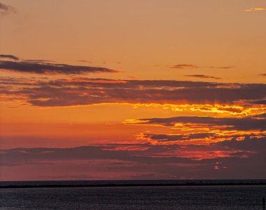Cadiz, İspanya Cortadura plaj üzerinde fantastik günbatımı