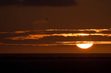 Cadiz, İspanya Cortadura plaj üzerinde fantastik günbatımı