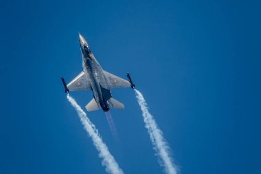 Torre Del Mar, Malaga, İspanya-Temmuz 28: Uçak F-16 Belçikalı yalnız görüntü katılan bir sergide Torre del 2 airshow üzerinde Mar 28 Temmuz 2017 yılında Torre del Mar, Malaga, İspanya