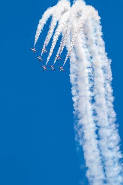 Torre Del Mar, Malaga, İspanya-Temmuz 29: Uçak Casa C-101 Torre del bir sergi 3 airshow üzerinde 29 Temmuz 2018 yılında Torre del Mar Mar, Malaga, İspanya katılan Patrulla Aguila