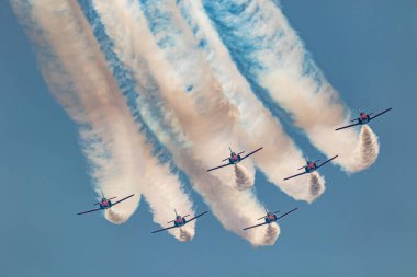 Motril, Granada, İspanya-Jun 30: Patrulla Aguila uçak Casa C-101 Haziran'da Torre del Mar 14 airshow bir sergiye katılan 30 Haziran 2019, Motril, Granada, İspanya
