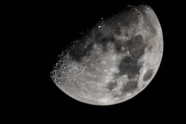 月のクローズアップは月の表面の詳細を示しています 2019年3月16日 — ストック写真