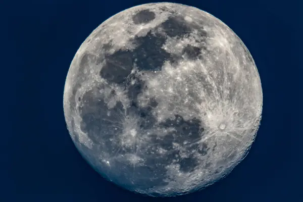 月面の詳細を示す月の接近 2019年3月19日 — ストック写真