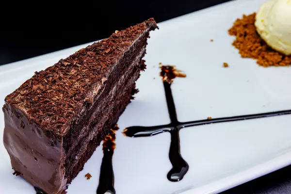 Склад Шоколадного Торта Білій Тарілці Морозивом Чорному Тлі — стокове фото