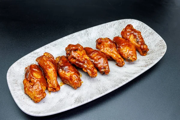 Siyah arka planda barbekü soslu tavuk kanadı kompozisyonu