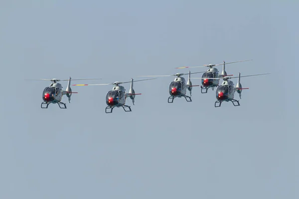 スペインのマラガ5月28日 スペインのマラガで5月28日のスペイン軍の日に開催された展覧会に参加したパトルラ アスパのヘリコプター — ストック写真