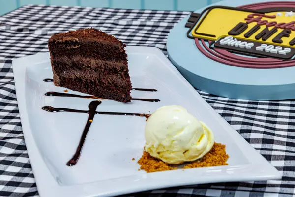 까만과 Checkered 상보에 아이스크림을 초콜렛 케이크의 스톡 사진