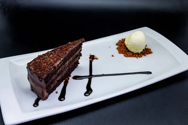 Склад Шоколадного Торта Білій Тарілці Морозивом Чорному Тлі Ліцензійні Стокові Фото