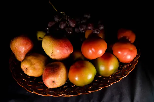 Sammansättningen Päron Tomater Och Vindruvor Korg Stockfoto