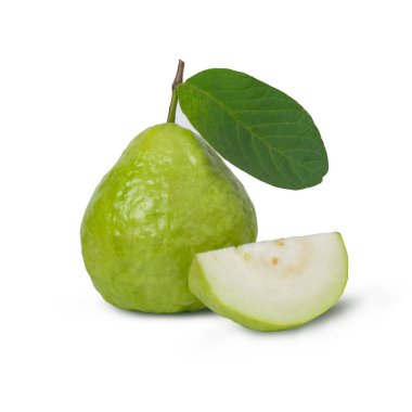 Beyaz arka planda dilimlenmiş taze bir Guava meyve ve yaprağı..