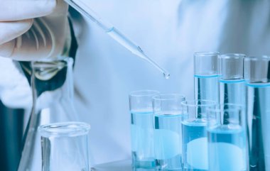 Analitik, tıbbi, ilaç ve bilimsel araştırma konsepti için sıvı ile cam laboratuvar kimyasal test tüpleri ile araştırmacı.