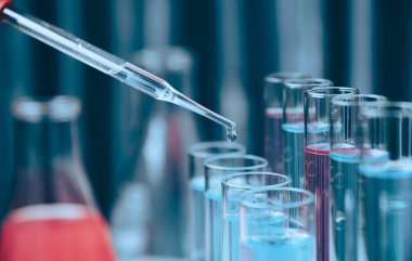 Analitik, tıbbi, ilaç ve bilimsel araştırma konsepti için sıvı ile cam laboratuvar kimyasal test tüpleri ile araştırmacı.