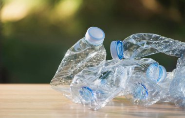 Plastik şişelerin geri dönüşümü, atık yönetimi kavramı. Sıfır atık kavramında yeniden kullanımını geri dönüşüm azalt.