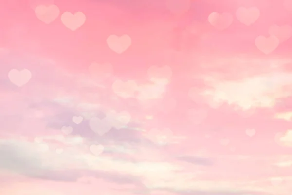 要旨ピンク色の空の背景とハート型のボケ — ストック写真