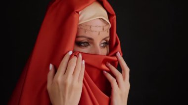 Kameraya bakan tesettürlü güzel Müslüman kadın portresi. 4k Slow Motion Görüntüsü