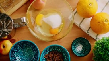 Fırıncı cam kasede hamuru karıştırıyor. Ev yapımı kek tarifi. En üstteki görüntü 4k