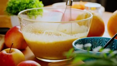 Fırıncı cam kasede hamuru karıştırıyor. Baker yumurtaları şekerle çırpıyor. Ev yapımı kek tarifi. 4k görüntü