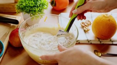 Fırıncı cam kasede hamuru karıştırıyor. Ev yapımı kek tarifi. 4k görüntü