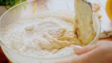 Fırıncı cam kasede hamuru karıştırıyor. Ev yapımı kek tarifi. 4k görüntü